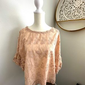 Pretty blouse with lace and appliqué detail